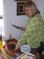 Auckland: Suzie schneidet den Geburtstagskuchen